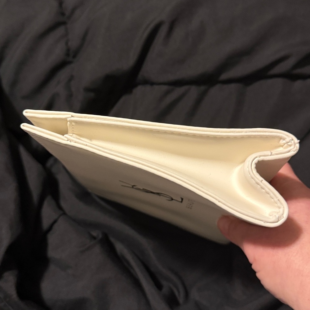 YSL Beauté‎ White Cosmetic Pouch – Elegant & Chic! - Picture 4 of 5